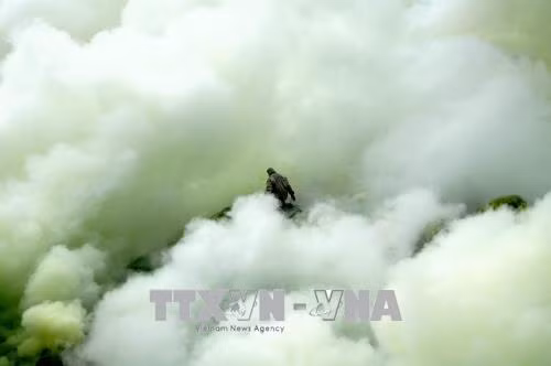 Núi lửa Indonesia phun khí độc, 30 người nhập viện ảnh 1