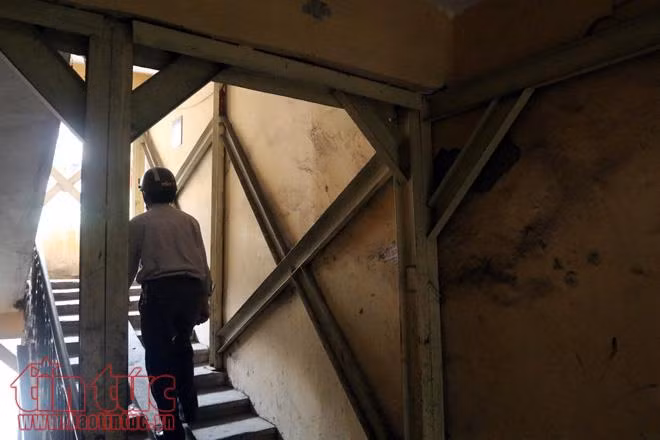 Nguy hiểm rình rập người dân ở khu nhà tập thể cũ nát ảnh 4