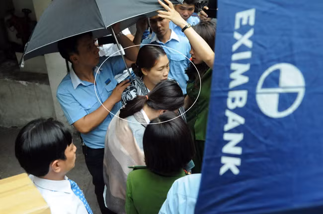 Bộ Công an khám xét trụ sở, bắt giữ 2 nữ cán bộ ngân hàng Eximbank chi nhánh TP Hồ Chí Minh ảnh 1