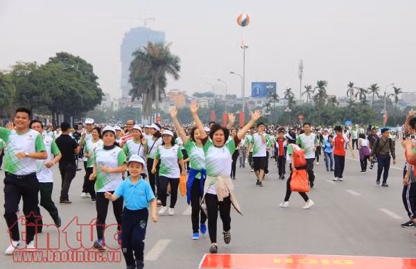 Gần 8.000 người chạy hết mình hưởng ứng Ngày chạy Olympic tại Hà Nội ảnh 6