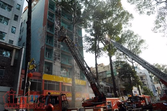 Giải cứu gần 20 người trong khách sạn bốc cháy ở TP Hồ Chí Minh ảnh 1
