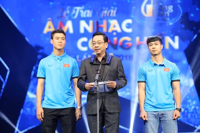 Duy Mạnh, Công Phượng U23 ngượng nghịu trong lễ trao giải Âm nhạc Cống hiến ảnh 2