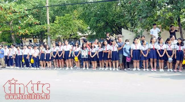 Dòng người chờ đưa tiễn nguyên Thủ tướng Phan Văn Khải tại quê nhà ảnh 7