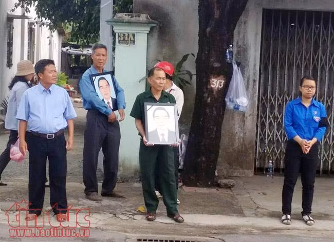Người dân lập bàn thờ, đứng bên đường đón, tiễn bác Sáu Khải về với đất mẹ ảnh 15