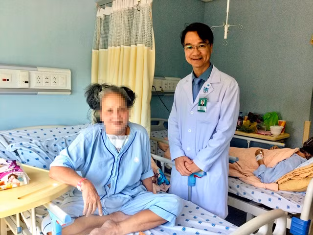 Cụ bà phải ngủ ngồi gần 2 năm vì mang khối bướu to ảnh 2