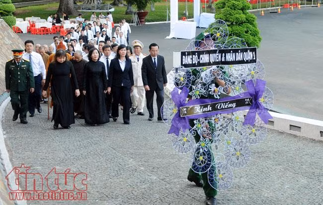 Hơn 200 đoàn đại biểu và đông đảo người dân viếng nguyên Thủ tướng Phan Văn Khải tại TP Hồ Chí Minh ảnh 1