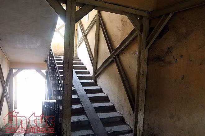 Nguy hiểm rình rập người dân ở khu nhà tập thể cũ nát ảnh 5