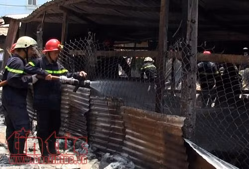 Hàn xì gây cháy cơ sở chế biến gỗ ở TP Hồ Chí Minh ảnh 1