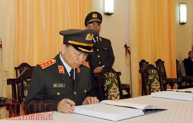 Dòng người đến viếng nguyên Thủ tướng Phan Văn Khải tại TP Hồ Chí Minh ảnh 5