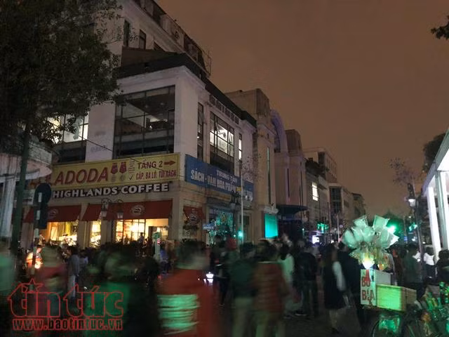 Những hình ảnh khác lạ khi Hà Nội tắt điện trong chiến dịch 'Giờ Trái đất' 2018 ảnh 12