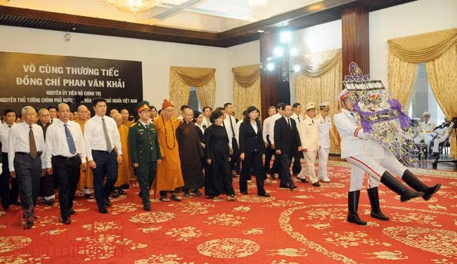Hơn 200 đoàn đại biểu và đông đảo người dân viếng nguyên Thủ tướng Phan Văn Khải tại TP Hồ Chí Minh ảnh 5