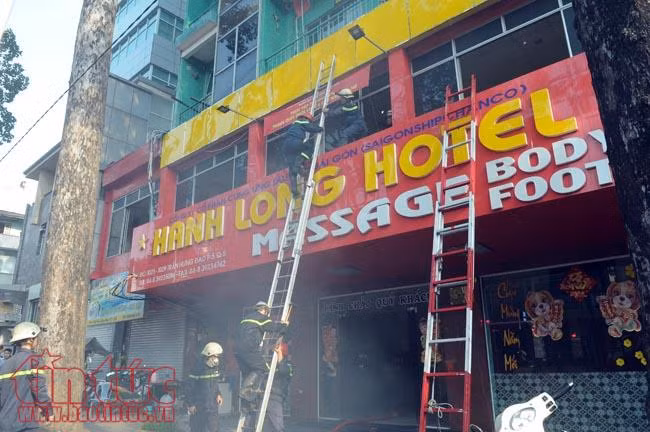 Giải cứu gần 20 người trong khách sạn bốc cháy ở TP Hồ Chí Minh ảnh 7