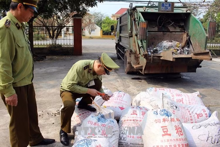 Thu giữ, tiêu hủy hàng tấn thực phẩm không đảm bảo an toàn ảnh 1