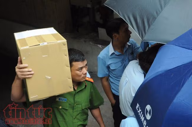 Bộ Công an khám xét trụ sở, bắt giữ 2 nữ cán bộ ngân hàng Eximbank chi nhánh TP Hồ Chí Minh ảnh 7