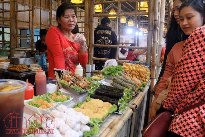 Hoa anh đào tươi rói khoe sắc tại Vườn hoa tượng đài Lý Thái Tổ ảnh 18