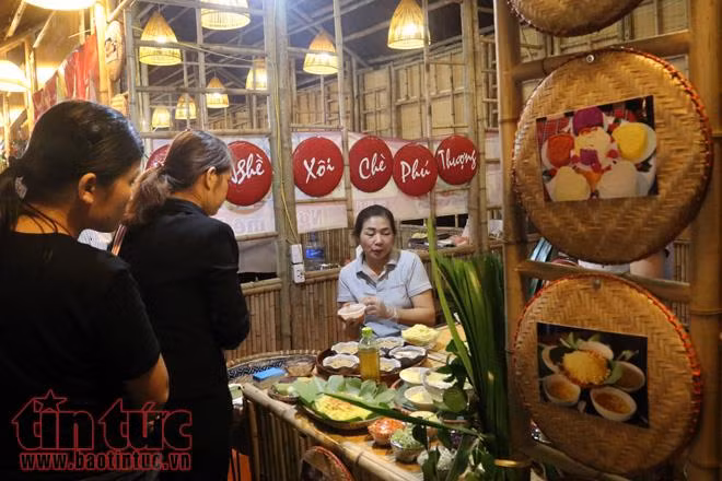 Hoa anh đào tươi rói khoe sắc tại Vườn hoa tượng đài Lý Thái Tổ ảnh 19