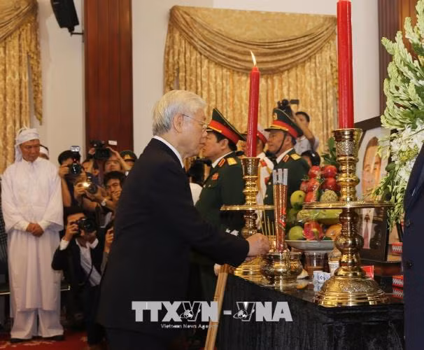 Đông đảo các đoàn đại biểu và người dân đến viếng nguyên Thủ tướng Phan Văn Khải ảnh 2
