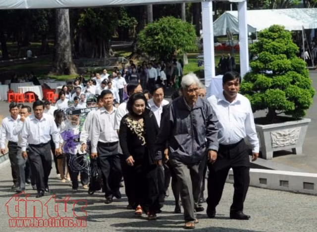 Dòng người đến viếng nguyên Thủ tướng Phan Văn Khải tại TP Hồ Chí Minh ảnh 8