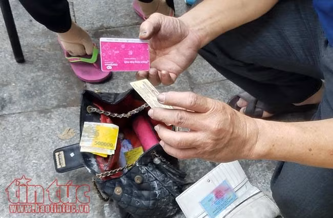 Nhặt được túi xách chứa hơn 10 triệu đồng của cô gái tử vong trong đám cháy chung cư Carina ảnh 2