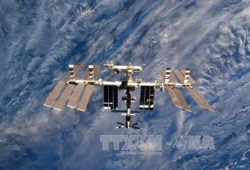 Hai nhà du hành vũ trụ Mỹ ra ngoài không gian thay thế thiết bị xuống cấp của trạm ISS ảnh 1