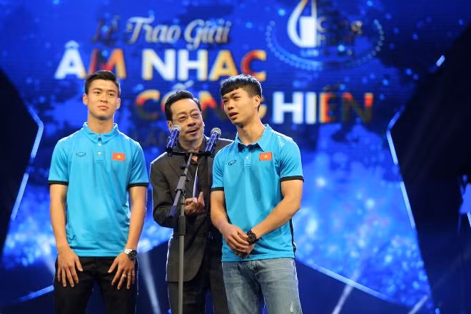 Duy Mạnh, Công Phượng U23 ngượng nghịu trong lễ trao giải Âm nhạc Cống hiến ảnh 4