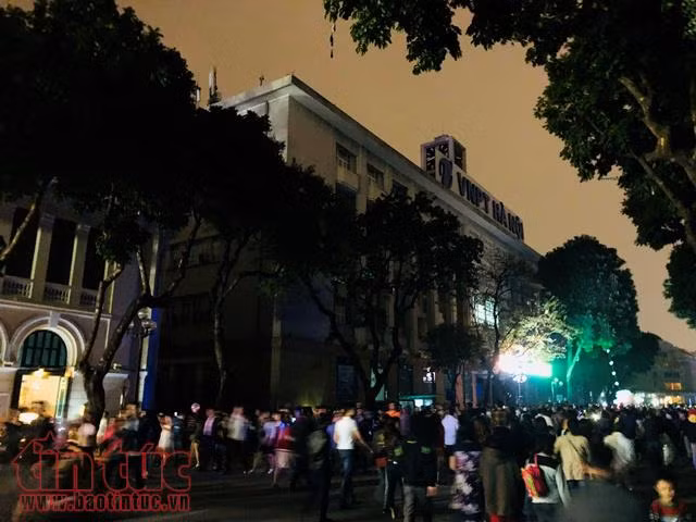Những hình ảnh khác lạ khi Hà Nội tắt điện trong chiến dịch 'Giờ Trái đất' 2018 ảnh 9