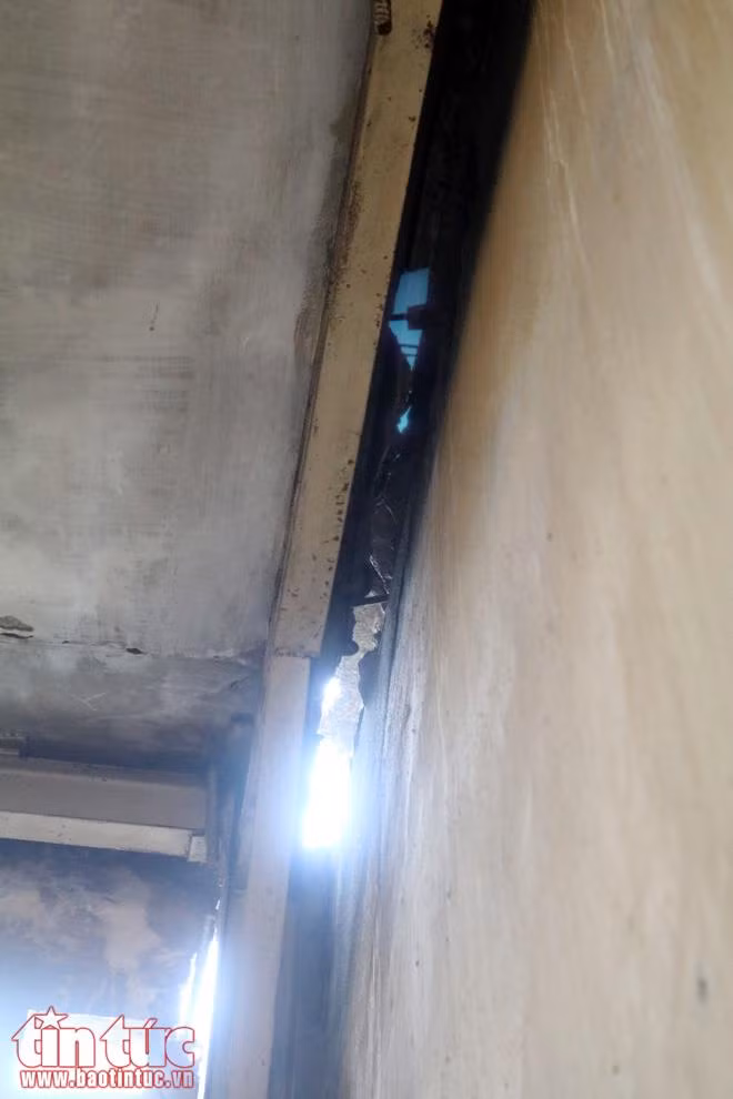 Nguy hiểm rình rập người dân ở khu nhà tập thể cũ nát ảnh 12