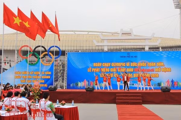 Gần 8.000 người chạy hết mình hưởng ứng Ngày chạy Olympic tại Hà Nội ảnh 3