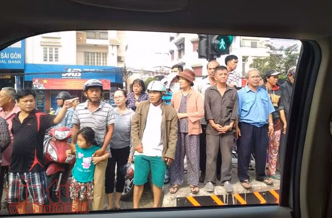 Người dân lập bàn thờ, đứng bên đường đón, tiễn bác Sáu Khải về với đất mẹ ảnh 10