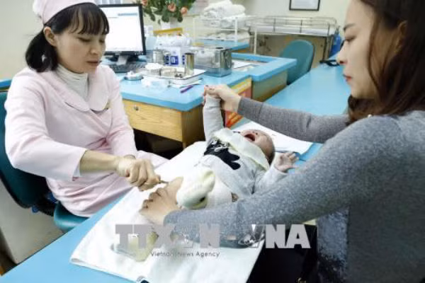 Nhiều bệnh nhi chưa tiêm phòng mắc sởi biến chứng nhập viện ảnh 1
