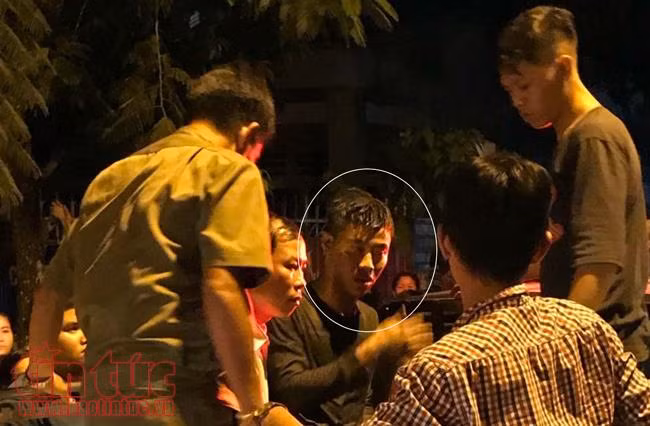 Bắt nam thanh niên 'cố thủ' gần 4 tiếng dưới cống thoát nước ảnh 1