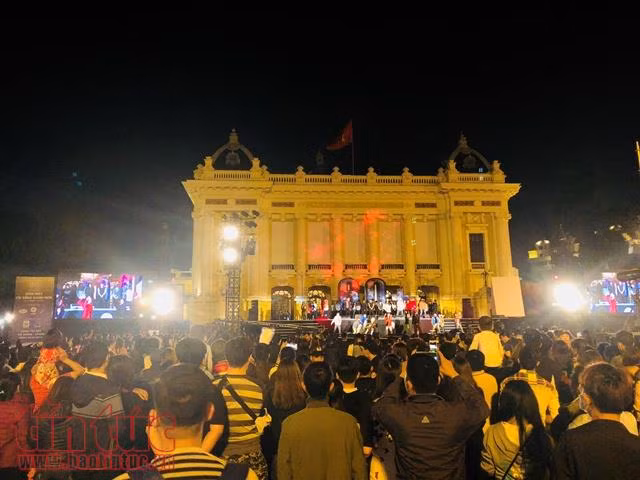 Những hình ảnh khác lạ khi Hà Nội tắt điện trong chiến dịch 'Giờ Trái đất' 2018 ảnh 1