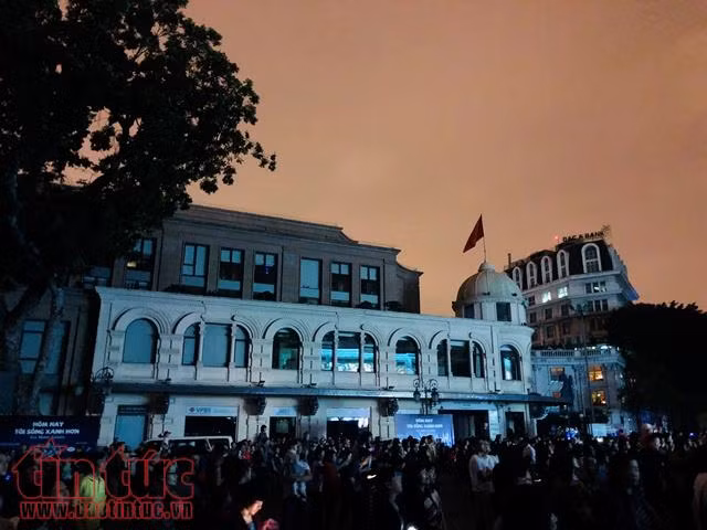 Những hình ảnh khác lạ khi Hà Nội tắt điện trong chiến dịch 'Giờ Trái đất' 2018 ảnh 4