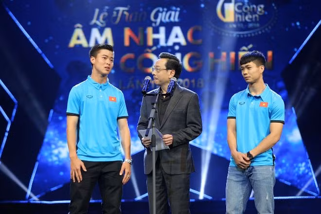 Duy Mạnh, Công Phượng U23 ngượng nghịu trong lễ trao giải Âm nhạc Cống hiến ảnh 3