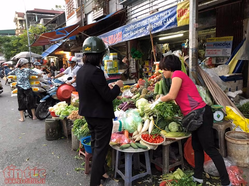 Nghịch lý củ cải dư thừa phải đổ bỏ nhưng giá tại chợ vẫn cao gấp nhiều lần ảnh 1