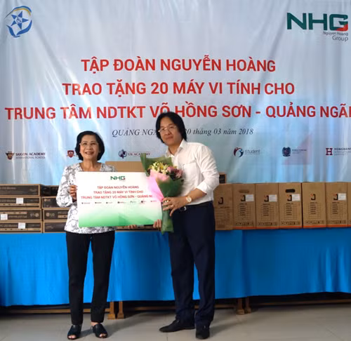 Trao 20 bộ máy vi tính cho trẻ em khuyết tật Quảng Ngãi ảnh 1