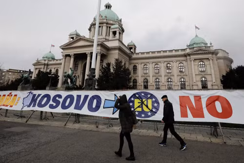 Các thành viên người Serbia rút khỏi chính quyền Kosovo ảnh 1