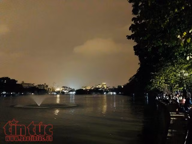 Những hình ảnh khác lạ khi Hà Nội tắt điện trong chiến dịch 'Giờ Trái đất' 2018 ảnh 11