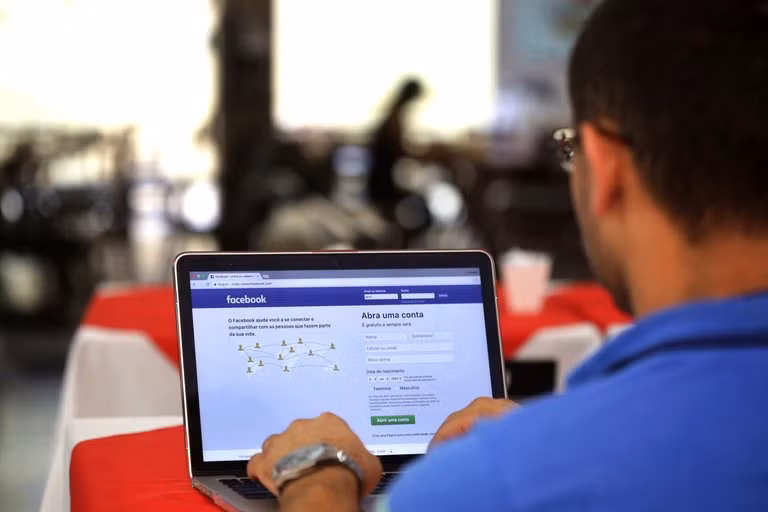 Thế giới tuần qua: Nhà Trắng biến động nhân sự thượng tầng, Facebook chìm trong bê bối ảnh 3