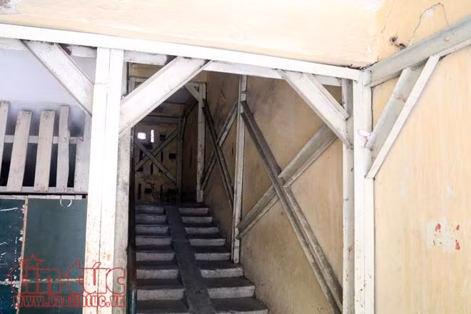 Nguy hiểm rình rập người dân ở khu nhà tập thể cũ nát ảnh 3