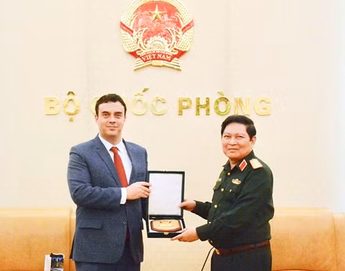 Đại tướng Ngô Xuân Lịch tiếp Đại sứ đặc mệnh toàn quyền Nhà nước Israel tại Việt Nam ảnh 1