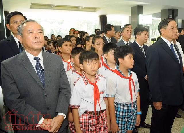 Dòng người đến viếng nguyên Thủ tướng Phan Văn Khải tại TP Hồ Chí Minh ảnh 12