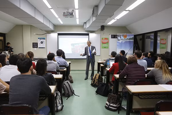 Đại sứ Việt Nam nói chuyện với sinh viên Đại học Kinh doanh Argentina ảnh 2