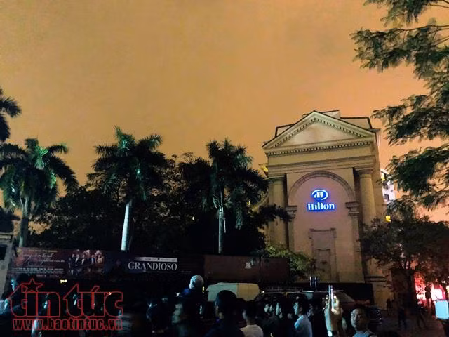 Những hình ảnh khác lạ khi Hà Nội tắt điện trong chiến dịch 'Giờ Trái đất' 2018 ảnh 6