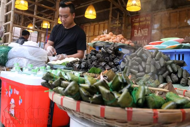 Hoa anh đào tươi rói khoe sắc tại Vườn hoa tượng đài Lý Thái Tổ ảnh 17