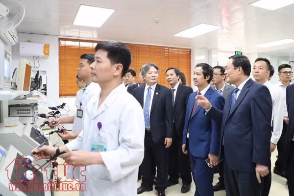 Giám đốc Bệnh viện Hữu nghị Việt Đức kiêm giữ chức Phó Chủ nhiệm Khoa Y Dược (ĐHQGHN) ảnh 1