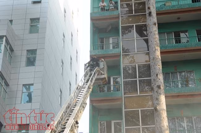 Giải cứu gần 20 người trong khách sạn bốc cháy ở TP Hồ Chí Minh ảnh 5
