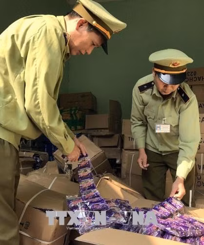 Bắt quả tang ô tô vận chuyển lượng lớn chân gà bốc mùi hôi thối ảnh 2
