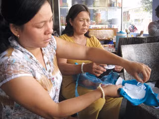 Gửi mẫu áo ngực chứa 'thuốc lạ' đi xét nghiệm ảnh 1