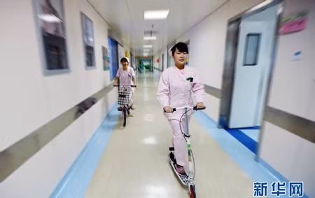 Y tá sử dụng scooter hỗ trợ cứu người ảnh 2